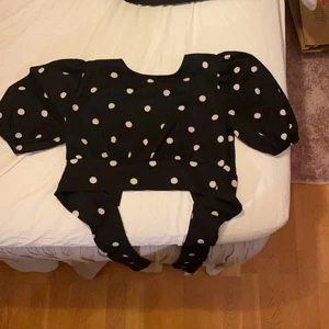 Prickig topp - En super gullig prickig topp med snöre som man knyter och en öppen rygg, dem två sista bilderna är baksidan, den är magkort, använd två gånger och tvättas såklart innan jag skickar den⭐️ GRATIS frakt