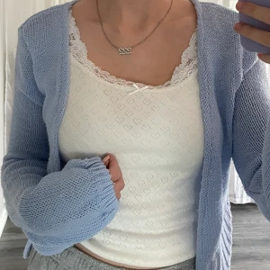 Kofta  - (Lortig spegel) Säljer denna fina kofta från prettylittlething då den är för stor för mig och därav ej används. Använt skick men fortfarande väldigt fin! Lite nopprig. Köparen betalar för frakten och katt finns i hem 💗