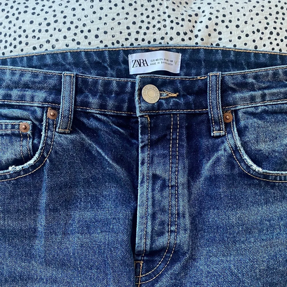 Mid rise jeans från zara i storlek 40 men passar mindre också! Sjukt snygga! . Jeans & Byxor.