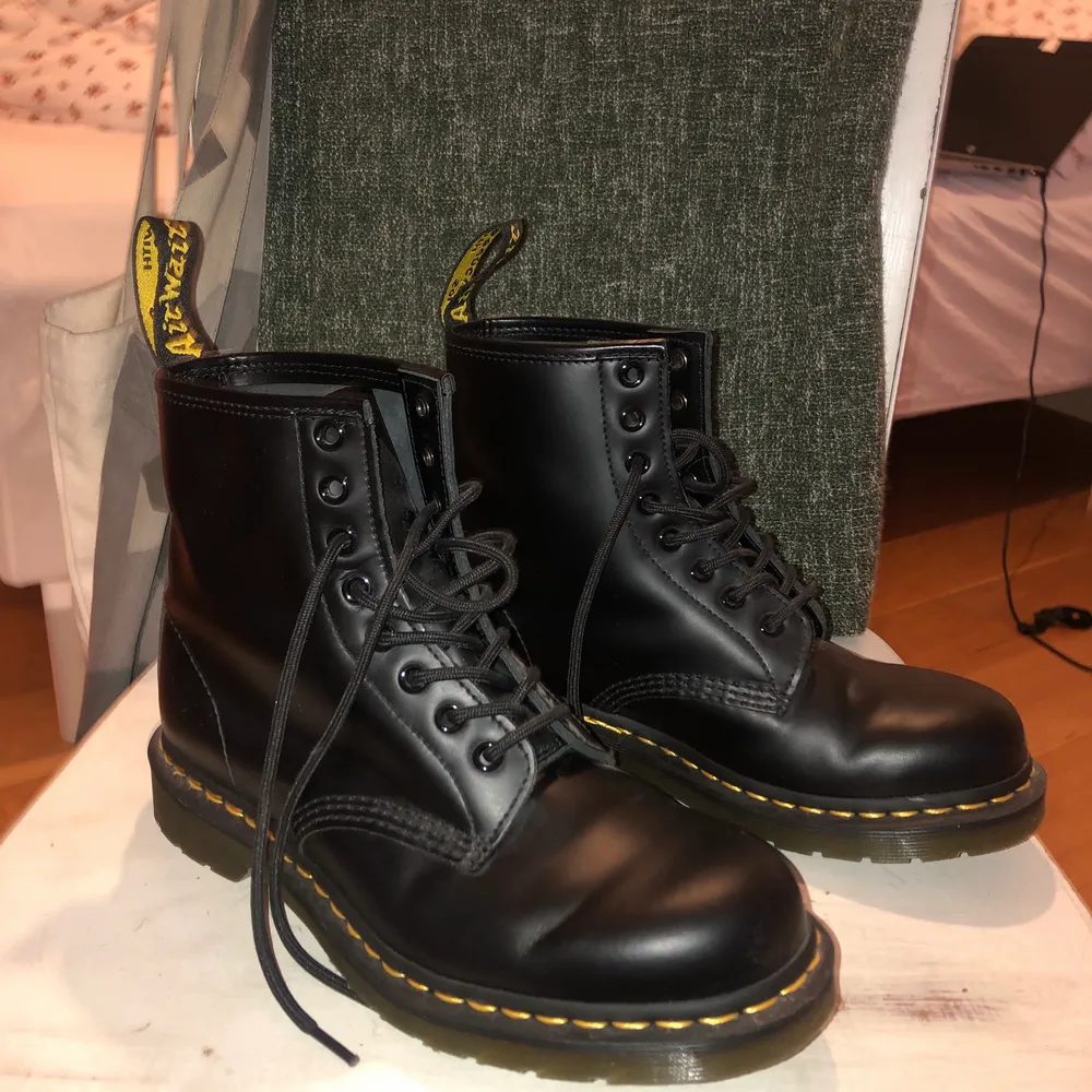 Helt nya & oanvända dr. Martens, originalmodellen. Storlek 39. Köparen står för frakt. Kan mötas i Göteborg.. Skor.