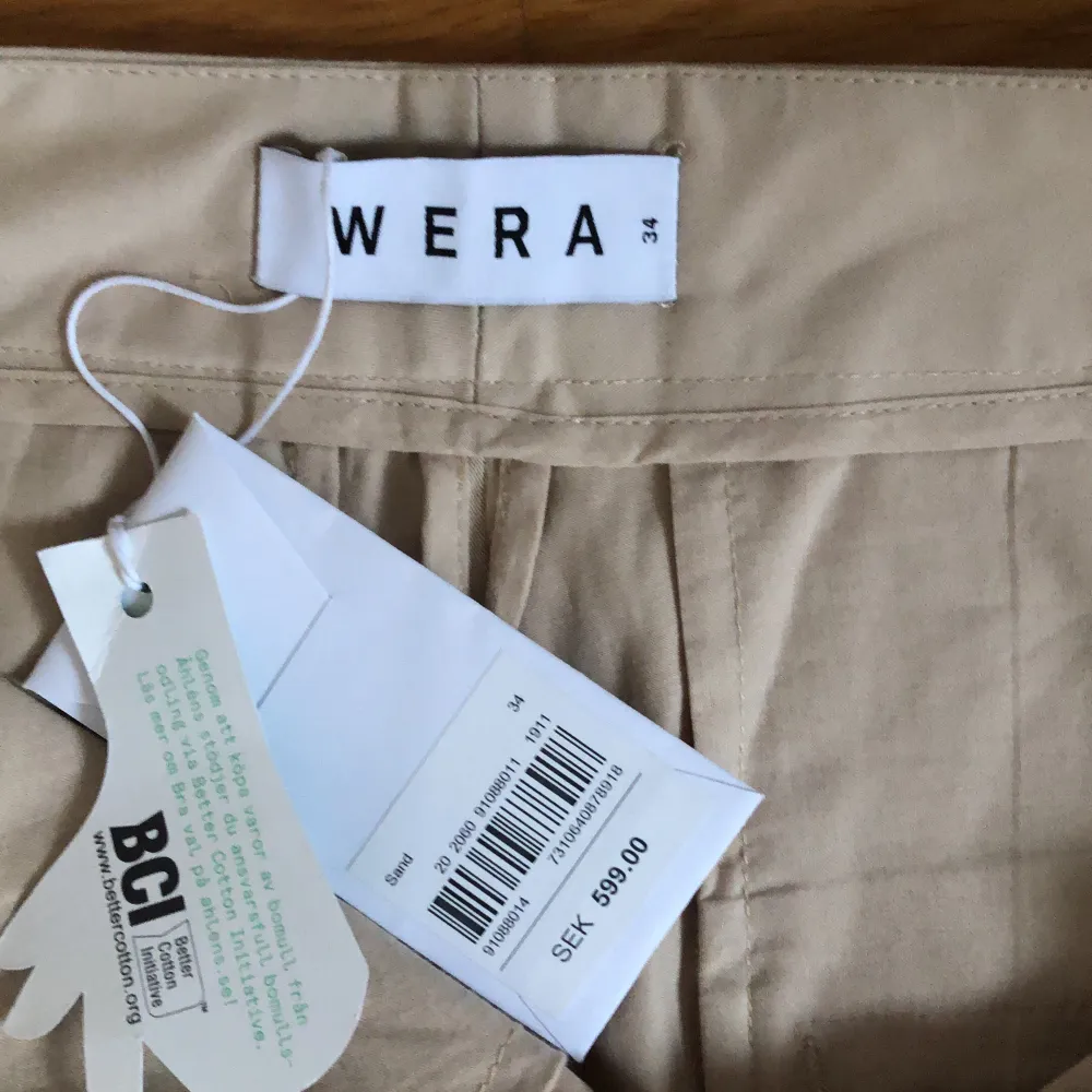 Säljer helt oanvända kostymbyxor från WERA, endast testade (som på bilden). Nypris 599kr säljer för 250kr. Möts gärna upp i Malmö eller så står köparen för frakt. . Jeans & Byxor.