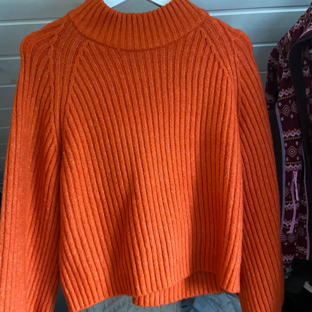 Säljer den här stickade tröjan från Gina. Superhärlig orange färg. Den är i small med passar även medium. Använd fåtal gånger.. Tröjor & Koftor.
