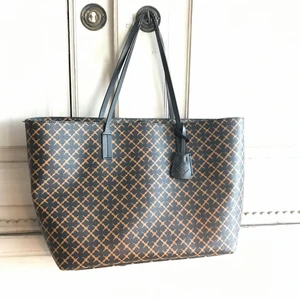 Malene Birger väska  - Malene Birger väska fint skick endast ett minde skönhetsfel på handtag se foto som åtgärdas enkelt hos skomakare egen mätning :  28 hög 46 bred 