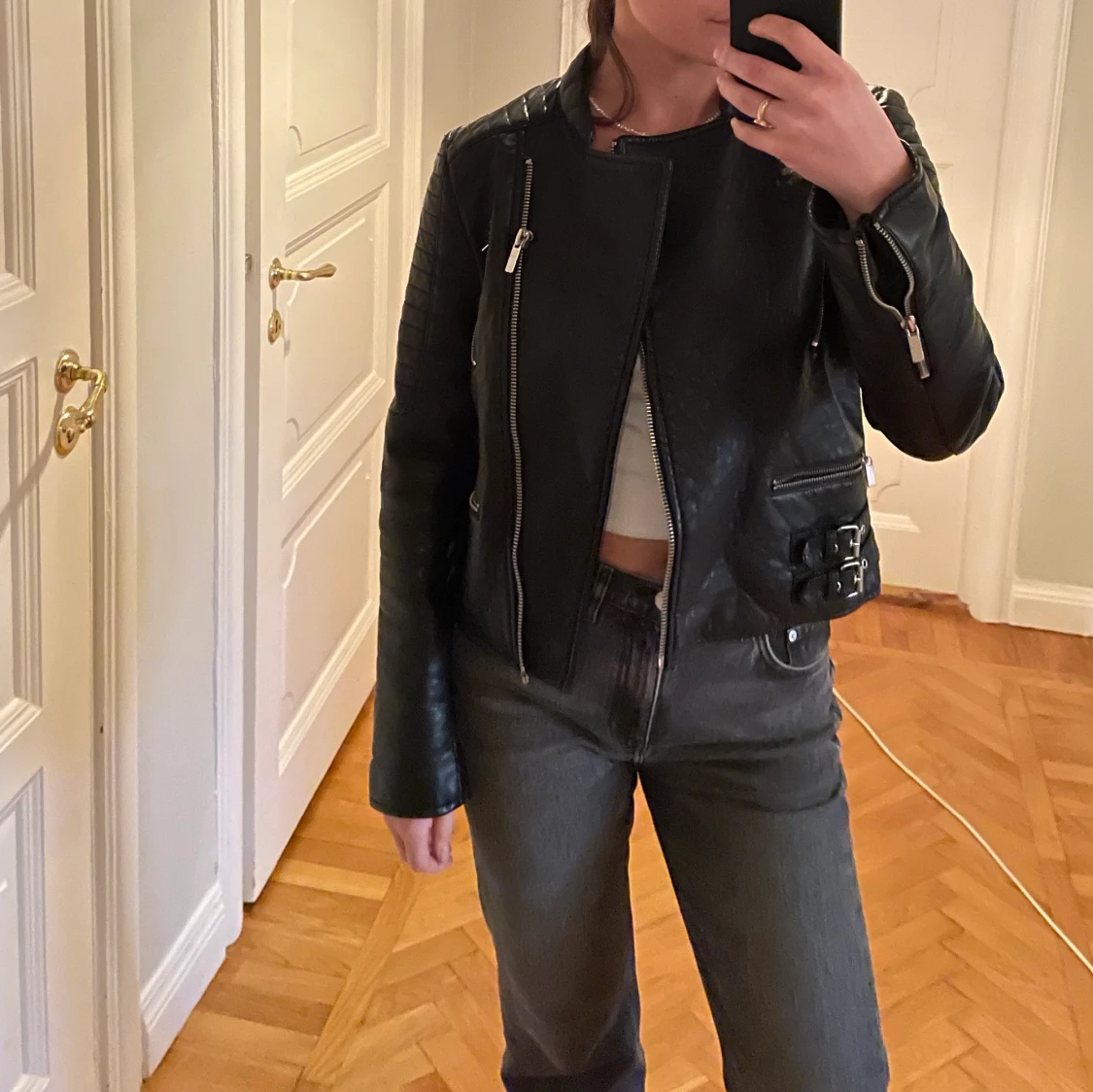 Fake läderjacka från Mango