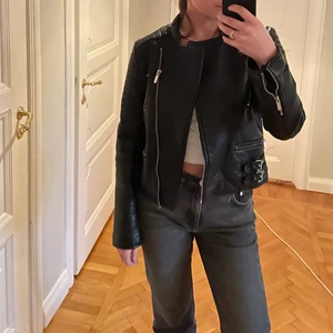 Fake läderjacka från Mango - Säljer denna fake läder Jacka, super snygg på! Är ganska tjock så är relativt varm. Säljer den för att den inte kommer till användning. Kolla gärna in andra kläder som jag säljer så kan jag erbjuda ett paketpris eller bjuda på frakten :)