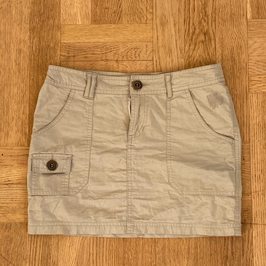 Lågmidjade beige kjol