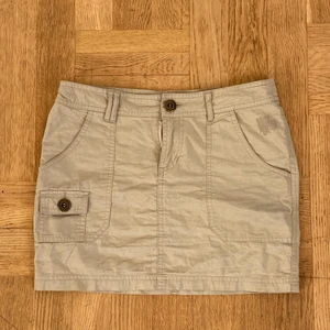 Lågmidjade beige kjol - Str 36! Bra skick 
