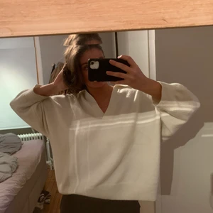 Stickad tröja  - Säljer min fina tröja från H&M. Den är lätt att matcha och passar till alla årstider. Kommer tyvärr inte till användning längre 