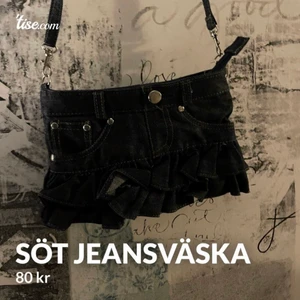Söt jeansväska - Perfekt att ha med sig på krogen om man vill ha någonstans att lägga sina kort eller sin telefon. Har haft denna sedan lågstadiet men känner nu att det är dags att hitta ett nytt hem åt denna söta gulliga väska. Priset är inklusive frakt!📦