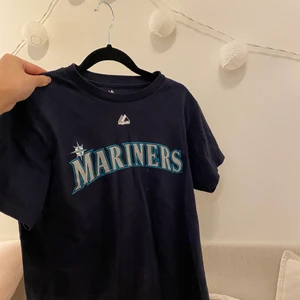 VINTAGE T-shirt - Köpt på en second hand passar mig som bär S. Lite tjockare i materialet💖