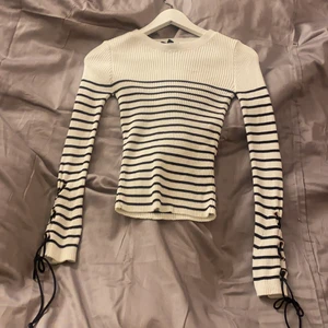Tröja från Topshop - Tröja från Topshop i london. Strl 34/xs. Knappt använd  Den ser väldigt smal ut men den är ganska stretchig. Frakt kan tillkomma