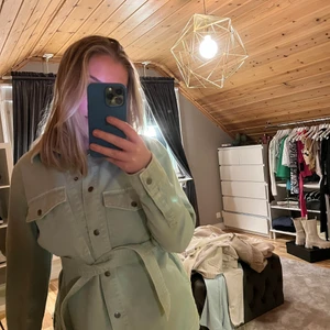 Lång jeans jacka med knyte från zara - Lång grön jeans jacka med knyte i midjan från zara, mycket bra skick                  Pris: 250 + frakt
