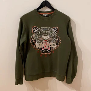 Kenzo sweatshirt  - En mycket fin Kenzo tröja i strl XS. Använd ett par gånger men håller ett mycket fint skick på 8/10. Säljer nu denna då jag växt ur den. 