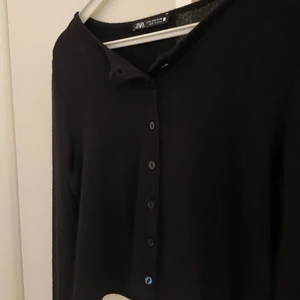 Croppad zara kofta - Svart kofta från Zara i storlek M men skulle mer säga att den sitter som en xs-s. Använd fåtal gånger och är som ny ❤️ frakt 45kr