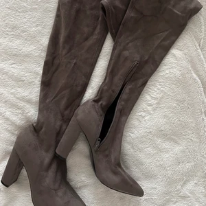 River island high knee boots - New high knee boots, size 39, stretchy material!