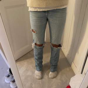 Zara jeans med hål. Storlek 34 och ofta använda men syns knappt. Går att styla riktigt snyggt.