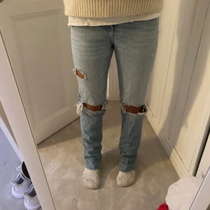 Zara jeans med hål - Zara jeans med hål. Storlek 34 och ofta använda men syns knappt. Går att styla riktigt snyggt.