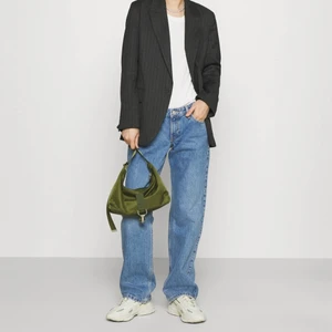 low waist jeans - Straight low waist jeans från weekday. Jeansen är i modellen arrow och tycker dom är så så fina men dom har blivit för små för min smak💓💓. Nypris 500kr bud från 300kr❤️‍🔥❤️‍🔥