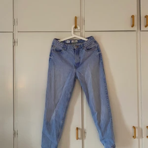 blåa jeans  - byxorna är köpta i polen från affären berska, byxorna är i storlek 40 och är modellen mom jeans, jag står inte för postens slarv och köpt= köpt. betalning skrev via swish 