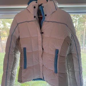Peak skidjacka  - Säljer min peak skidjacka som endast är använd 1 gång. Jätteskön och superfin med blå och beige detaljer💙 Frakt tillkommer! 