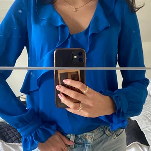 Volang blus från GinaTricot - Blå volang blus, storlek S. Fint skick, perfekt nu till våren/sommaren. 