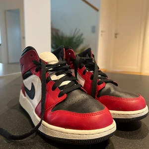 Air Jordan 1 mid Chicago black Toe  - Ett par Ari jorden 1 Chicago black Toe. Köpta från ett insta företag, har tyvärr inte kvitto på dom.Använda några gånger men är i ett fint skick. Storlek 37,5. Pris 1400kr. Nypris 3200kr. Köparen står även för frakten❤️❤️och självklart är dom äkta❤️