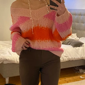 Oversized tröja - Säljer min fina färgglada stickade tröja i rosa och orange. Den går både att ha offshoulder och mer pösigt! Jättehärlig till våren! Säljaren står för frakt