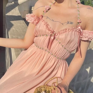 Rosa Cottagecore Aurora Klänning - ❗️SÅLD MEN HAR FLER DRÖMLIKA KLÄNNINGAR KIKA PÅ MIN PROFIL❗️ Världens finaste klänning från LaceMade (slutsåld)! Den påminner om disney prinsessan Aurora och nyskick då aldrig använd. Vill helst inte sälja men är TVUNGEN😩, därför säljer endast vid bra pris! I storlek S (byst: 82cm, midja: 68cm, längd: 107cm). Rosettebander är avtagbar och kan används med klänningen (se bild 1-2) eller som halsband, hårband, armband🎀. Frakt tillkommer på 16kr (spårbart) 