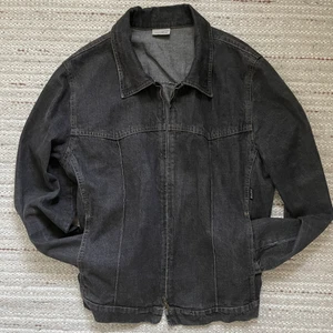 Jeansjacka med dragkedja  - Säljer denna tunnare jacka som jag just nu använt som ”underjacka” som snygg grej till min outfit. Har oxksp använt som vanlig jacka i varmare väder. Väldigt bekväm om stilren, köpt hör på plick 😁