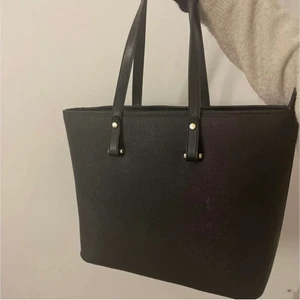 Svart handväska - Svart stor handväska från h&m. Knappt använd och är i nyskick. Säljer för att den inte kommer till användning.
