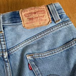 Levi’s jeans - Superfina blåa jeans från Levi’s! Ganska höga i midjan och ankellånga (på mig som är 1.70)! Inget att anmärka på och i fint skick!
