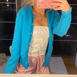 Stickad kofta - Säljer denna stickade kofta som är köpt på second hand!! Jätte söt och fin!! Älskar färgen men tyvärr kommer den inte till användning lägre!!