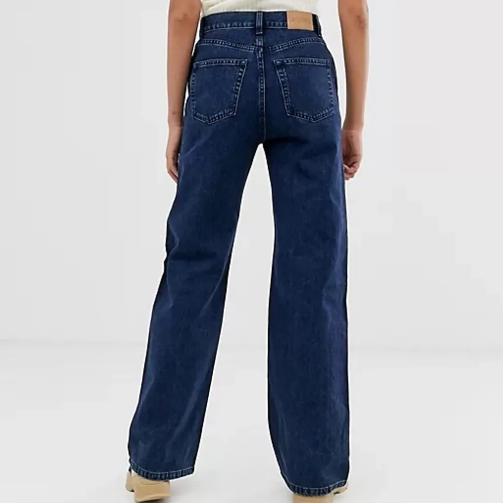 köpta för 400kr/st på monki (yoko jeans). snygga o passar till de mesta! säljer både de mörkblå och svarta jeansen, 1 för 200 eller båda för 300kr. de mörkblå är lite slitna nere men inget som är så märkvärdigt. kom gärna privat om du är intresserad💘. Jeans & Byxor.