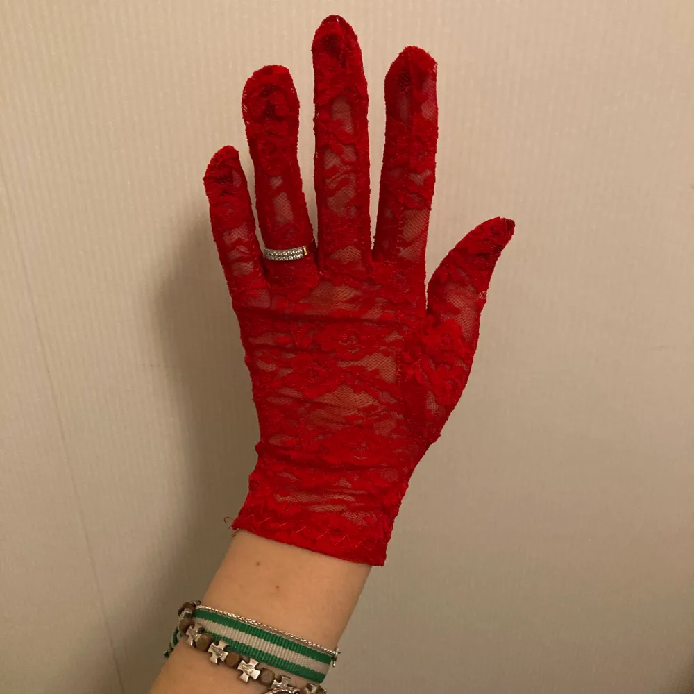 Röda handskar i spets. Passform för ”kvinnohänder”🌹. Accessoarer.