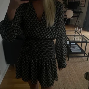 Zara klänning - INTRESSEKOLL på min fina klänning från zara ! Aldrig använd, helt ny med lappen kvar! Slutsåld online och i butik 😇 Buda från 250 eller köp direkt för 450kr! Stl xs men passar xxs-m💞