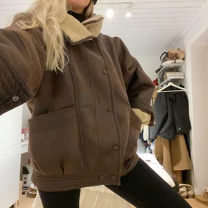 Vinterjacka/ bikerjacka - Supersnygg varm bikerjacka från Mango. Lite vintage-inspererad och är storlek L. Aldrig använd och prislappen är kvar. 