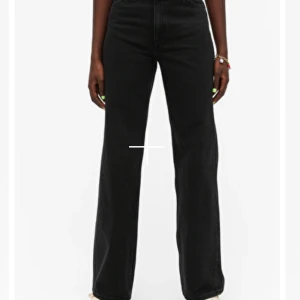 Monki yoko jeans  - Jeans från monki i modellen yoko storlek 25 Bra skick. Jeansen är uppsydda en bit för att de var för långa för mig. Jag är 160