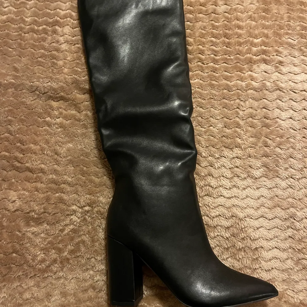 Svarta boots från Nelly i skostorlek 36. Säljes pga tyvärr inte blivit använda. Aldrig använt utan endast testade. Älskar dom!. Skor.