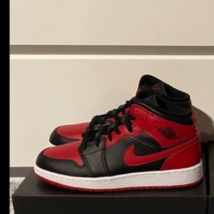 Jordan 1 mid  - Säljer dessa jättesnygga o sköna skorna för att de kommer tyvärr inte till användning längre. Har kartongen till de med o kvittot