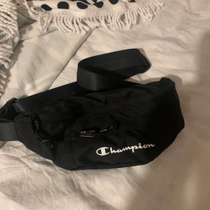 Champion Väska - Fin och användbar Champion väska i nyskick! Säljs då den inte används😊 Pris 70 kr plus 45 kr frakt ❤️