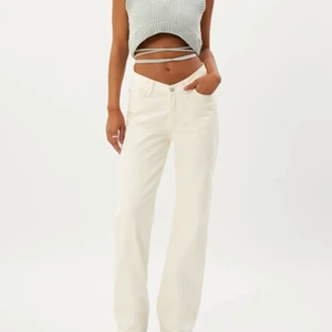 Jeans - Säljer dessa jeans från weekday som är slutsålda i svart, som på andra bilden. De är verkligen jätte snygga och framhäver ens kroppsformer bra, dock är de för små att knäppa för mig. Kontakta gärna om bilder från mig önskas 🤗