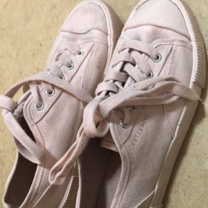 skor - Jätte fina rosa skor, säljer dom av oanvändning