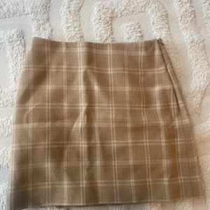 Kjol från & Other Stories - Superfin minikjol i storlek 34