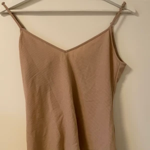 Ribbat linne från Zara - Ribbat linne från Zara i storlek S, i färgen beige. 