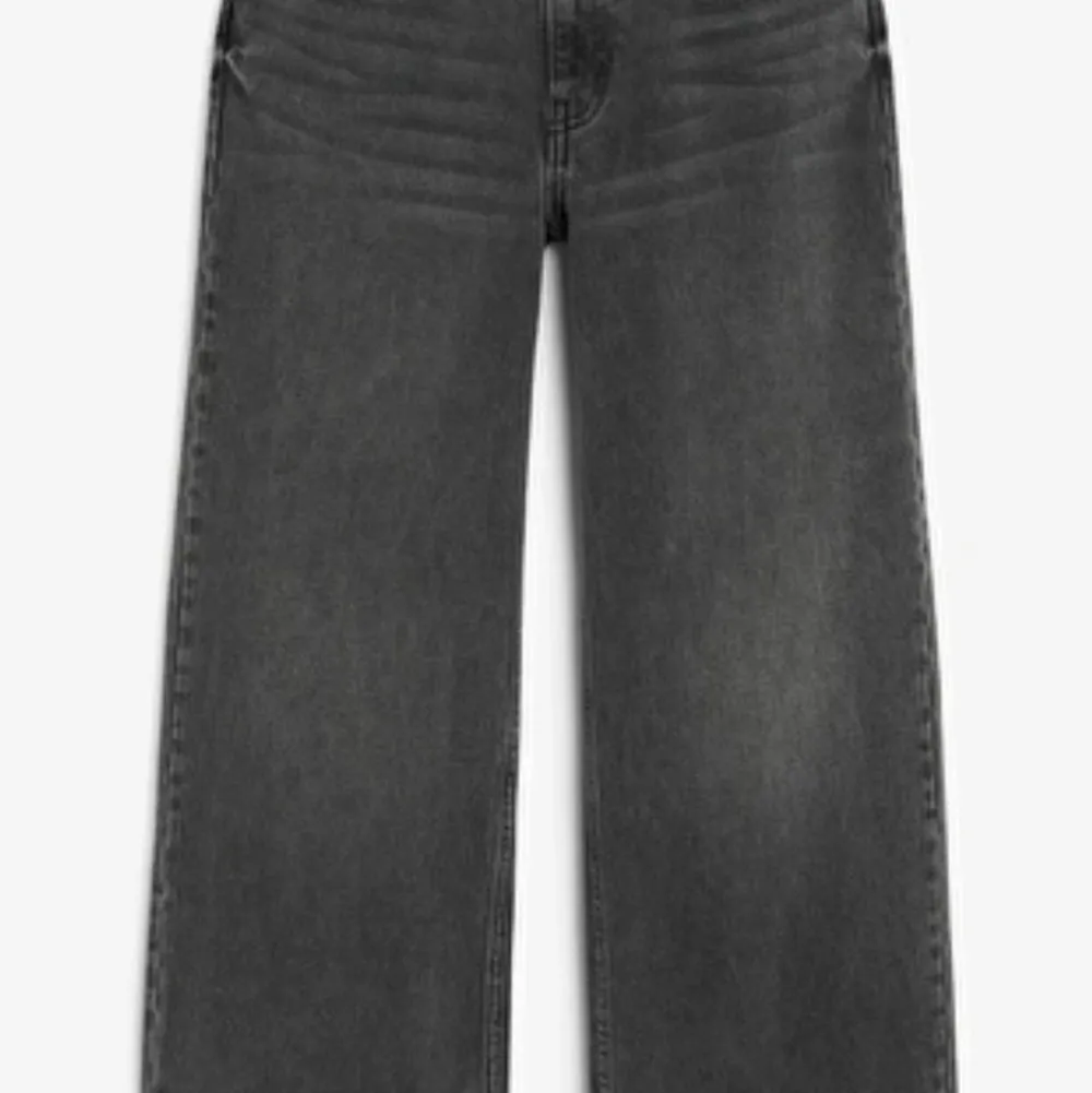 SÄLJER ÅT EN KOMPIS! jätte fina gråa wide leg jeans köpta på primark i spanien , ser exakt likadana ut som gina tricots gråa wide leg jeans  , knappt använda så nyskick. Jeans & Byxor.