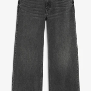 Gråa jeans wide leg! - SÄLJER ÅT EN KOMPIS! jätte fina gråa wide leg jeans köpta på primark i spanien , ser exakt likadana ut som gina tricots gråa wide leg jeans  , knappt använda så nyskick