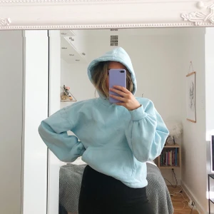 Hanna Schönberg blå hoodie - Oanvänd hoodie från Hanna Schönbergs kollektion med NAKD ✨ Kommer tyvärr inte till användning men är fantastiskt mjuk och fin. SLUTSÅLD på hemsidan. I storlek S. 