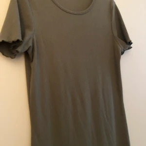 Ribbad klänning  - Ribbad klänning från Ginatricot. Kommer ungefär t knäna och sitter jätte fint på kroppen. Be om bilder privat 💕 oanvänd