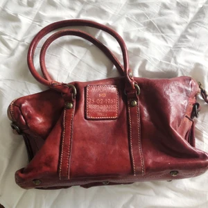 Vinröd väska från Campomaggi - Intressekoll på denna vinröda väska från Campomaggi som passar bra till massa olika outfits!❤️🥰   Kostar ca 2000kr på nypris❤️ Den är i bra skick! Flera intresserade, buda eller köp direkt för 850! Ingen idé att pruta, säljer endast till ett bra bud. ❤️