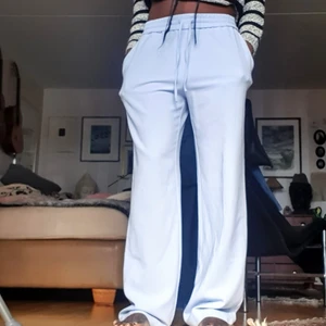 Kostum byxa - Säljer min Monki söt kostumbyxa.som är I mycket bra skick och passar 32_34 beror på hur man vill ha på sig. säljer den eftersom den är lång på mig.finns fler bilder 